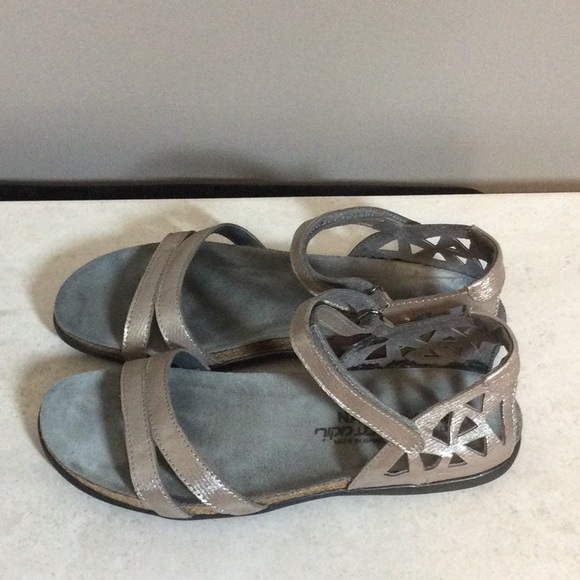 40 Naot metallic silver strap sandals - Picture 3 of 11